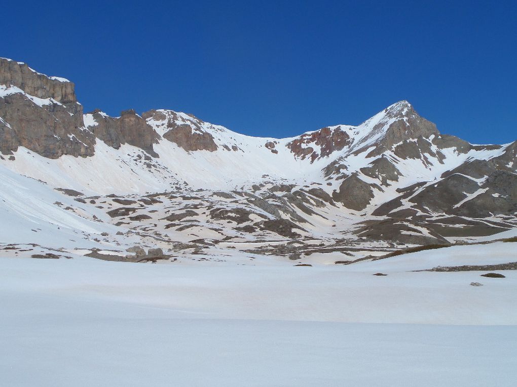 départ des Chalets de l'Izoard (2200m) et montée à ski de fond (avec 1/2 peaux) jusqu'au Col Ourdéis (2420m) puis traversée jusqu'au pied du Col des Peygus ! un régal !