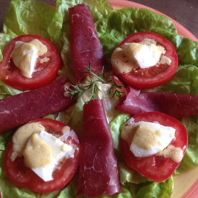 Salade, bresaola,tomates, mozzarella à l'huile de noix