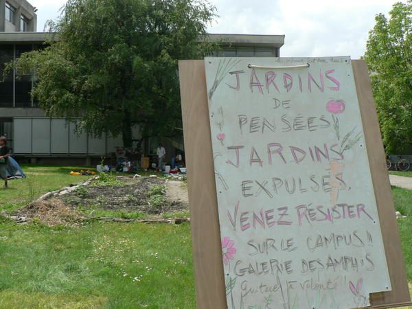 Voilà suite à une soit disant rumeur d'expulsion du Jardin de la Galerie des amphis, comment nous avons riposté : campement de 2 semaines autour du jardin, soirées, débat et article dans le journal en prime....Les 40 ans de Mai 68 ca s'fête non