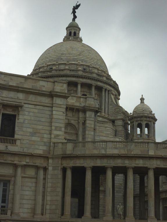 Retour dans mon Inde cherie.
Balades dans Calcutta : la rue, et St Paul's Church, Victoria Memorial, Botanical Garden, Kali ghat, la maison de Mere Teresa.