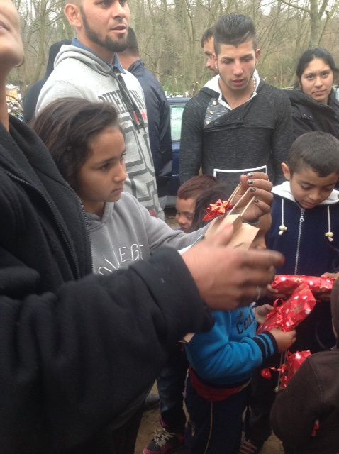 Distribution de cadeaux sur le bidonville de St Priest