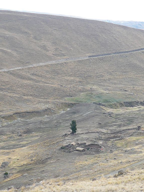 Journée rando sur les hauteurs du "parque Tunari". La laguna Wara Wara est située à 3900m d'altitude, c'est un des apport en eau de la ville de  cochabamba. Beaux paysages mais attention à partir très tôt avec des vêtements chaud!