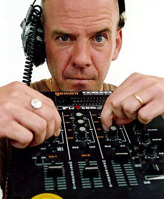fatboy slim, un artiste de big beat britannique désormais basé à brighton