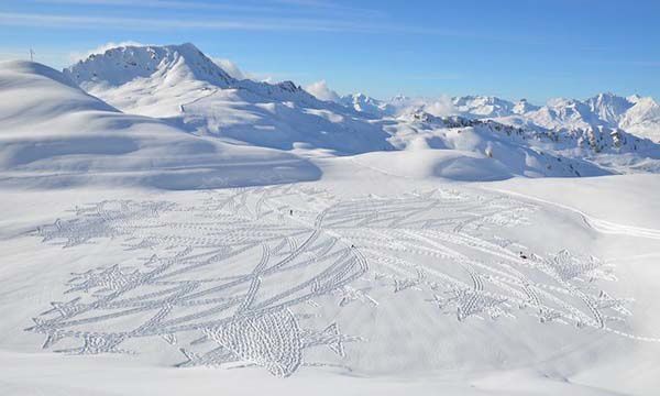 Depuis 2004, Simon Beck, un anglais de 54 ans, dessine chaque hiver de gigantesques et magnifiques formes sur la neige des lacs gelés et enneigés de la vallée de la station des Arcs dans les Alpes françaises.