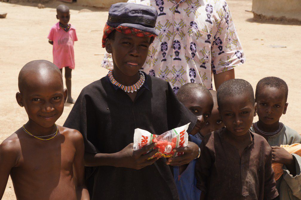 Distribution des bonbons du conteneur reçu en 2011 grâce aux efforts de Franziska et Leo Strauch d'Allemagne. Le nom de photo indique en même temps le lieu de la paroisse. C'est juste quelques exemples, car tous les diocèses du Togo et quelques p