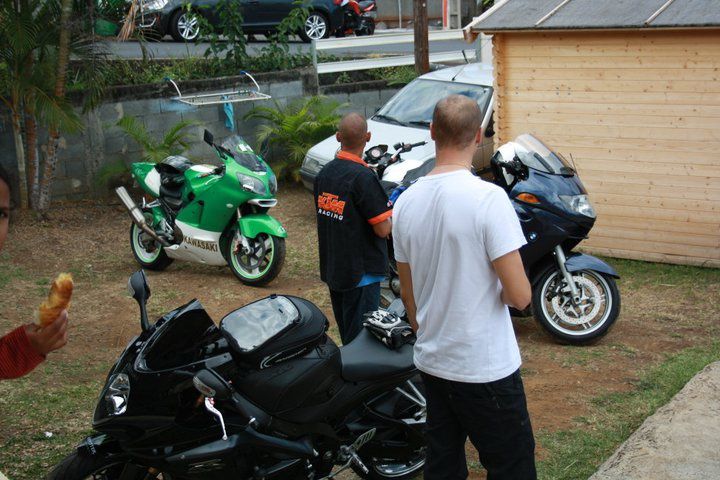Sortie mixte à Cilaos organisé par un de nos fans ce dimanche 14 août 2011 qui a regroupé environ une trentaine de motos. Superbe journée!