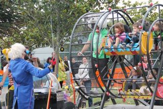 La machine de spectacle qui fait marcher les grands pour faire tourner les petits..."Rayonnantes" est conçue par Charles Cogné et a été fabriquée à Saturne au printemps 2012.