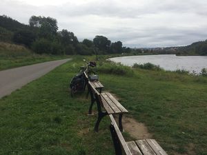 Si tu te loupes, tu tombes dans la Vitava ! Ainsi va ta vie... J'étais sur un petit chemin en rive gauche, un peu scabreux mais il avait l'avantage d'être abrité. Ce n'était pas le cas de l'endroit de mon pique-nique, en vue des faubourgs de Prague.