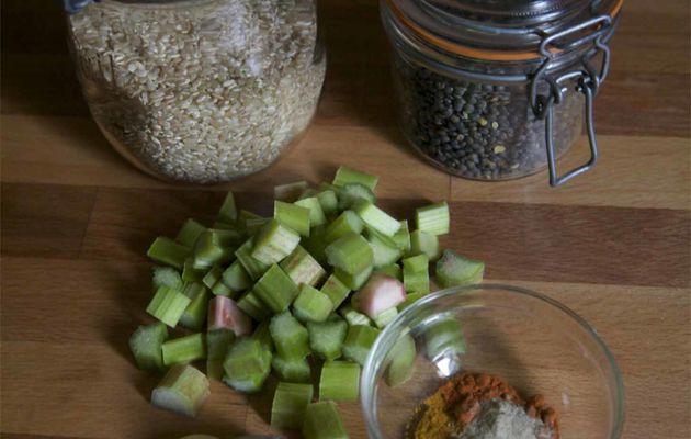 Rhubarb, lentils, brown rice. Un plat complet de riz complet, lentilles, rhubarbe