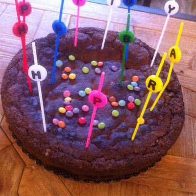 Gâteau au chocolat noir 85 % équitable aux brisures de cakes au chocolat individuels et smarties . 