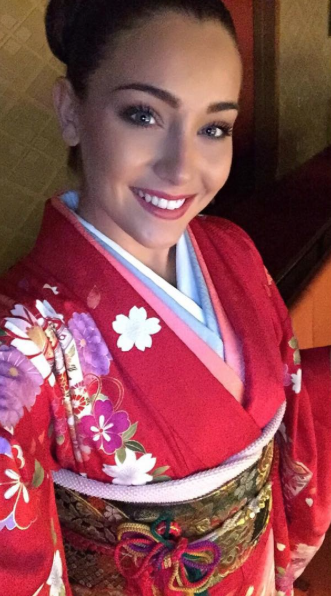 Charlotte Pirroni resplendissante en kimono à Tokyo pour représenter la France.