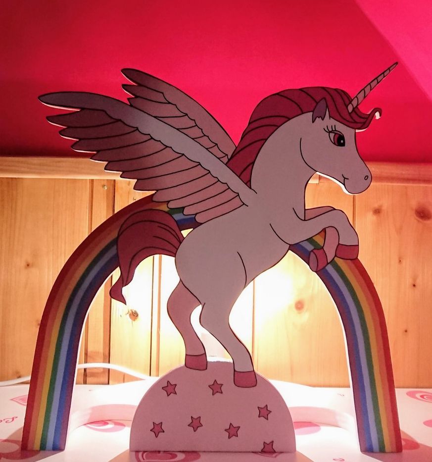 Lampe de chevet artisanale en bois avec une licorne et un arc en ciel 