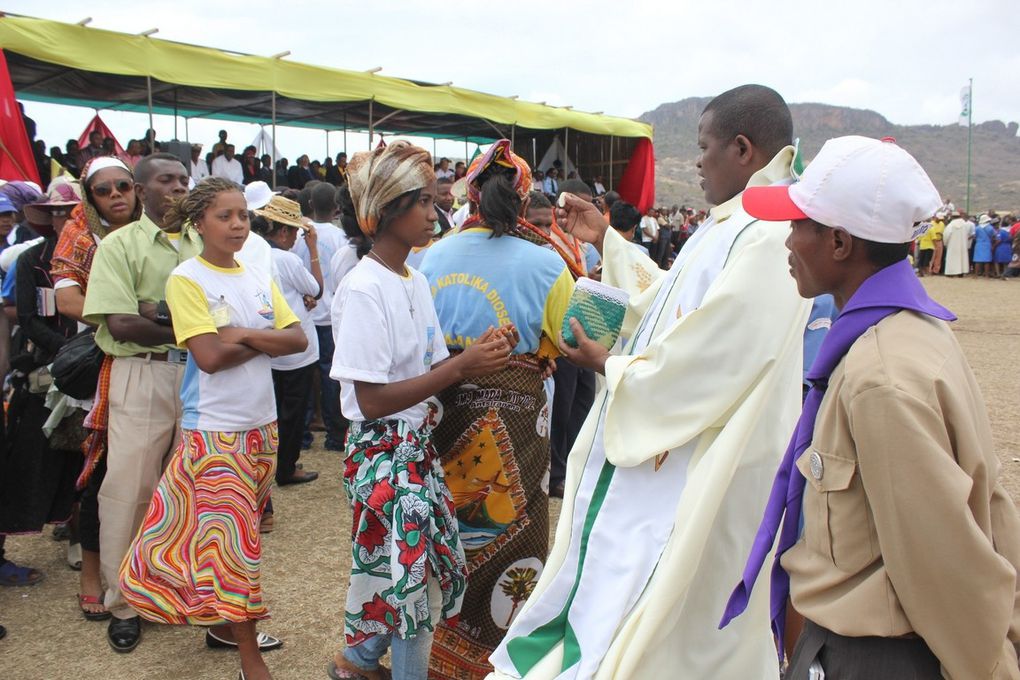 Le couple présidentiel, Andry et Mialy Rajoelina, assiste à la Grande Messe de clôture des JMJ VII MADA, à Bitahitry, Antsiranana.