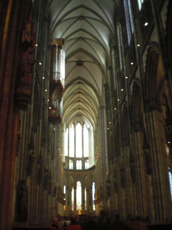 1ere visite de la cathedrale de Cologne : on se sent tout petit. (parenthese historique : c´est le seul batiment ou presque qui a ete epargne par la 2eme guerre mondiale)
