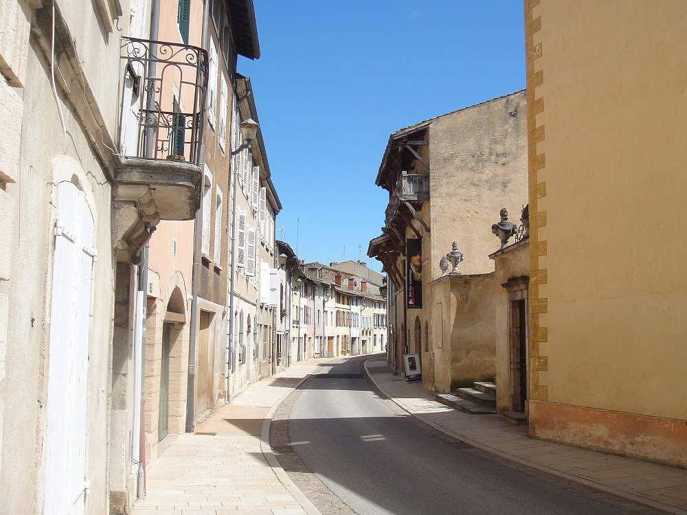 TOURNUS petite ville de Saône et Loire chargée d'histoire