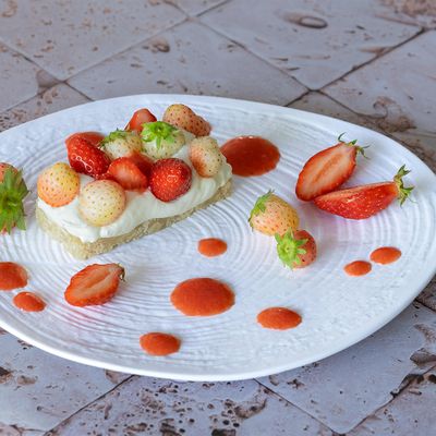 Dessert crémeux aux fraises blanches et rouges comme un jardin