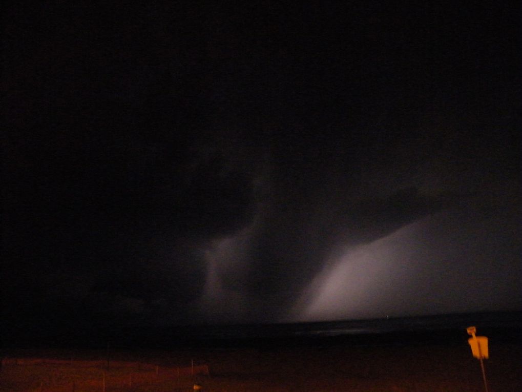 il était près de minuit, ce 16 juillet ; de la digue, l'orage était superbe !