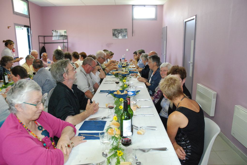 repas des aines dans la salle du stade de foot le 11 septembre 2010