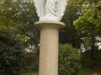 Au fond d'une prairie naturelle, une statue érigée pour une réconciliation bien particulire.