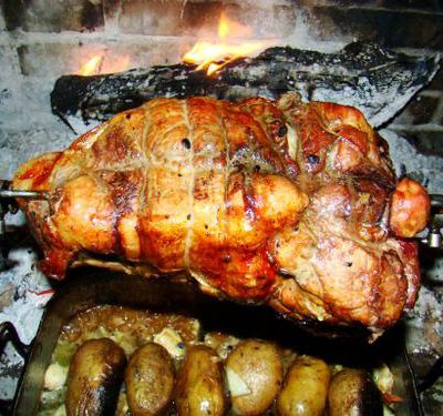 Roti de porc au feu de cheminée, un classique dans les campagnes