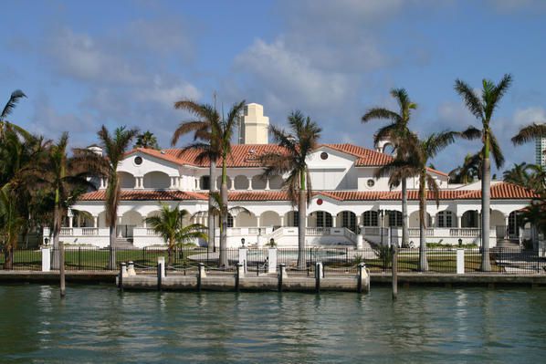 Voyage à Miami en novembre 2005.
Vous y trouverez des photos du Quartier Art Deco de jour et de nuit, des hôtels et plages de Miami beach, de l'île des milliardaires avec ses impressionnantes villas.