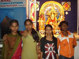 Photo 1. Anjali, Sunita, Manisha et Anamika devant une murti - Photo 2. Pendant une puja.
