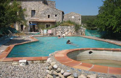 Le Garn(Gard). Notre maison en été, puis en mars 2010. Preuve du réchauffement climatique!!!