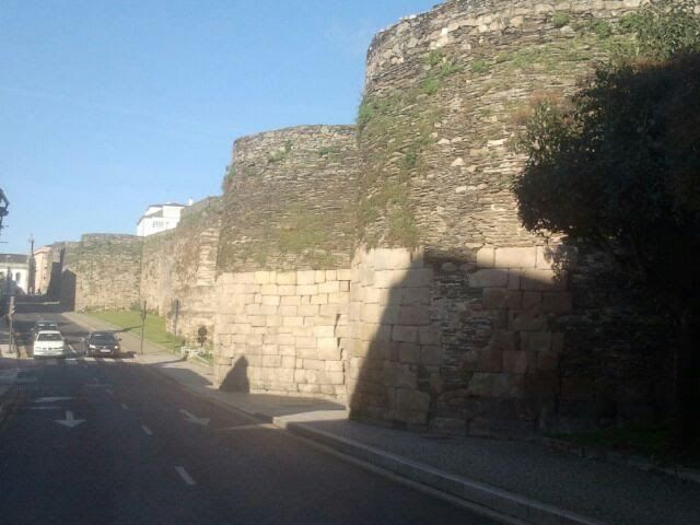 Chemin de ronde . Lugo est connue pour ses remparts, vestige bien conservé de la civilisation romaine datant du IIIè siècle .