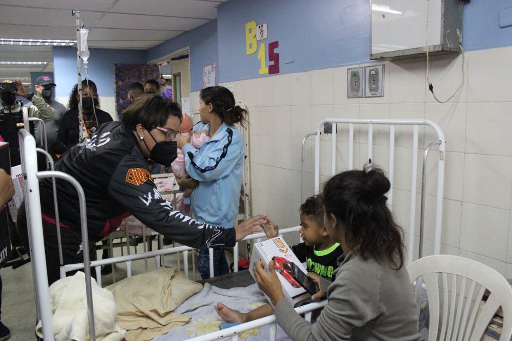 Alcaldesa de Naguanagua entregó juguetes a niños recluidos en Hospital Universitario Dr. Ángel Larralde