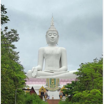 Le temple surplombant Ubolratana "Wat Phra Yai"
