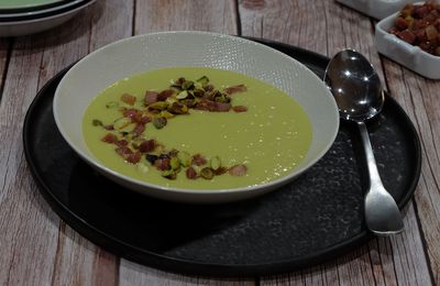 Soupe veloutée "multi légumes" au jambon de Parme et pistaches 