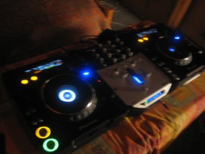 <p>Voici quelques photos de mon matos perso.</p>
<p>- Mon&nbsp;premier matos : 2 Numark &nbsp;axis 9 &amp; numark PPD01<br />-&nbsp;update 1 : 2*CDJ 1000 MK2 et une DJM 600+Efx 500<br />- Final update : 2*CDj 1000 MK2, DJM 800, 1*CDJ 800 MK2</p>
<p>Casque HD 25,hd 200, mdrZ700</p>