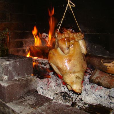 Rôtir au feu de bois un poulet à la ficelle 
