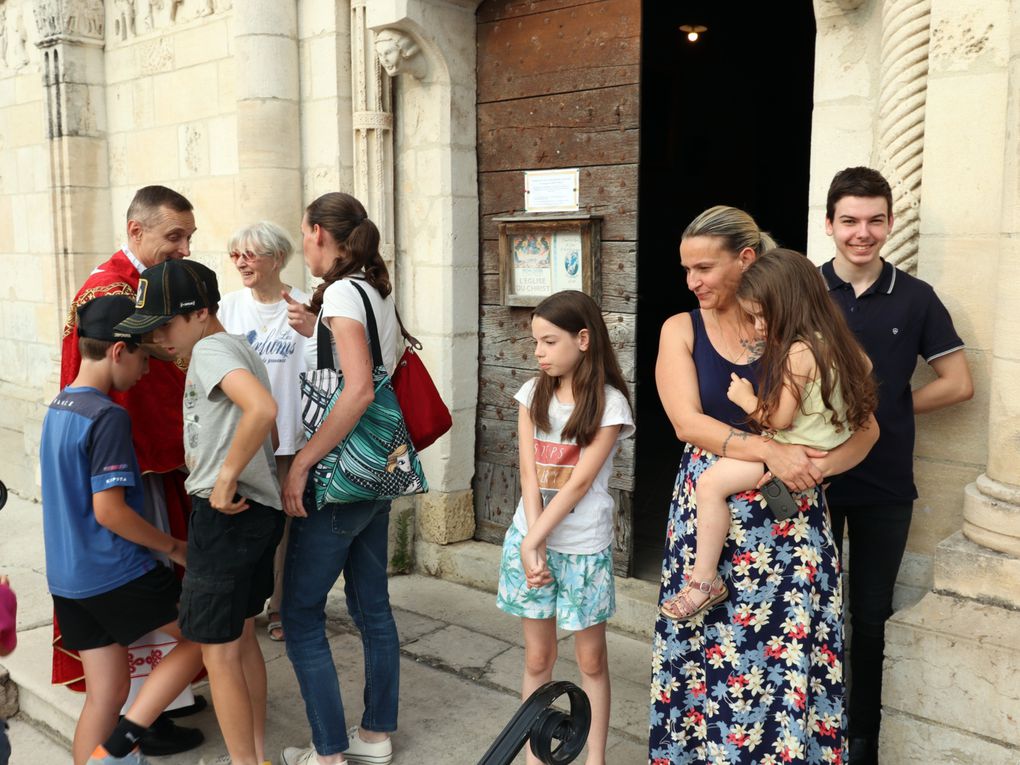 Sortie de l'église et moment convivial autour du verre de l'amitié offert par l'Arespax.