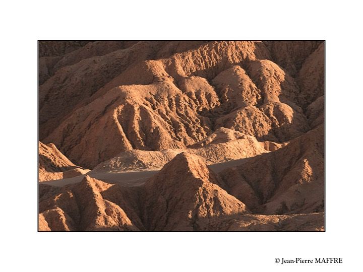 La Vallée de la Lune connue pour ses formes naturelles taillées dans la roche par l’érosion se métamorphose.