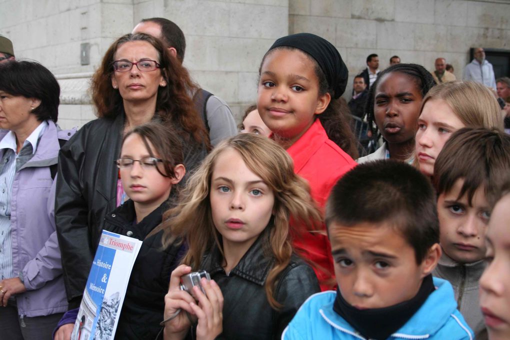 Ravivage de la Flamme du soldat inconnu à l'Arc de Triomphe Paris. Juin 2010