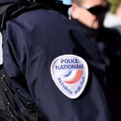 Une dame refuse de porter le masque malgré la demande insistante des policiers