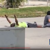 USA: Charles vient récupérer un jeune autiste dans la rue... et se fait tirer dessus par la police (vidéo)