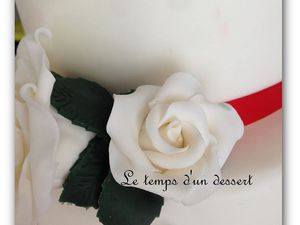wedding cake rouge et blanc et roses en pate a sucre / gumpaste