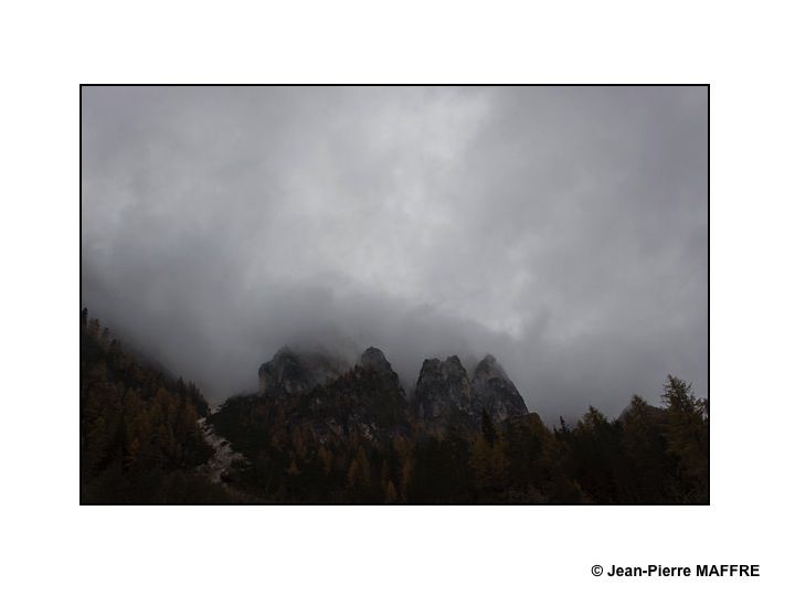 La brume, en enveloppant tous ses sommets, leur ajoute du mystère.