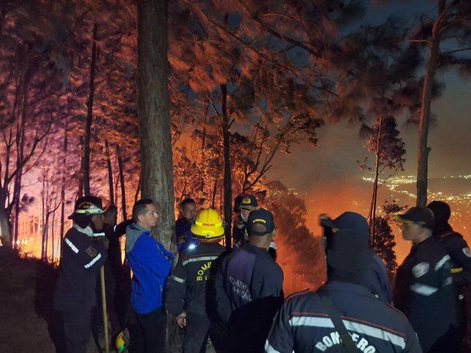 Labores de extinción de incendio en Cerro El Café siguieron este 25 de febrero con abundante humareda en Naguanagua y Valencia 