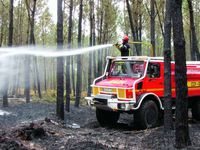 Point de situation pour le chef du groupement Nord-Ouest, le lieutenant-colonel Eric Landres (en jaune) et le colonel Jean-Paul Decellières, patron des pompiers girondins (au premier plan avec les lunettes)