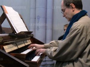 yves lafargue, un grand organiste français qui consacre une partie de son temps à la composition de pièces d'orgue
