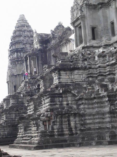 Ah Angkor ! Merveille des Merveilles !<br />Je ne vous mets qu'un petit echantillon de toutes les photos que nous avons prises, pour vous mettre l'eau a la bouche... En attendant la petite seance photo prevue a mon retour (j'en connais qui vont me detester)