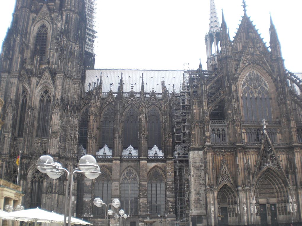 1ere visite de la cathedrale de Cologne : on se sent tout petit. (parenthese historique : c´est le seul batiment ou presque qui a ete epargne par la 2eme guerre mondiale)