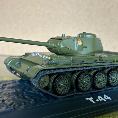 Collection-presse russe « nos chars » (Modimio - 1/43 - par Philippe S.) ​: le T-72B3, le T-44...