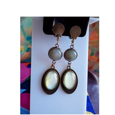 Fait mains en france,boucles oreilles non percees clips labradorite pierre precieuse et cabochons ovales aquarelle isabelle krief artiste peintre,jaune vert gris bleu,base laiton bronze,cadeau fete anniversaire noel,boho bobo gothique baroque art nouveau