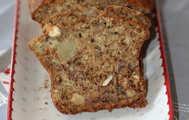 Cake à la banane, noix et noisettes