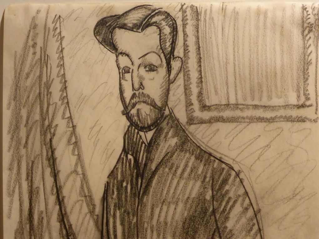 Amedeo Modigliani, Portrait de Paul Alexandre, signé Modigliani (en bas, à droite), huile sur toile. 92 x 60 cm., peint en 1911-1912. Provenance docteur Paul Alexandre, Paris (acquis de l'artiste). Par descendance au propriétaire actuel // Paul Alexandre vu de trois quarts, la main gauche dans la poche, porte le tampon DE P.A. et le numéro 4. 04 (en bas à droite), crayon gras sur papier, 27 x 19,7 cm, exécuté en 1909 © Photographies Gilles Kraemer, présentation Sotheby's Paris, 26 mai 2014.