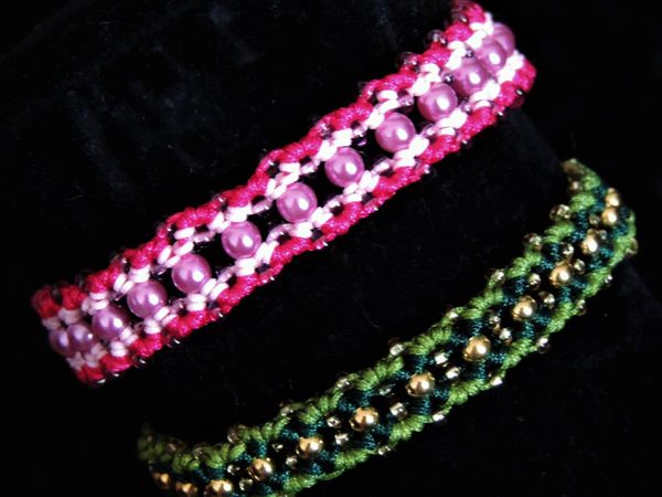 bracelets macramé bicolore perlés rose et vert